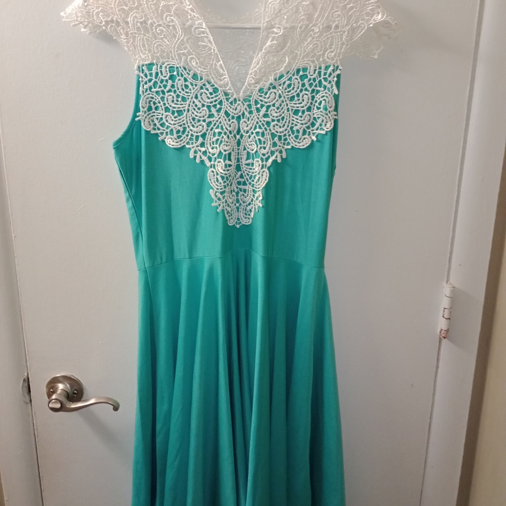 Chic Teal and White Lace Maxi Dress